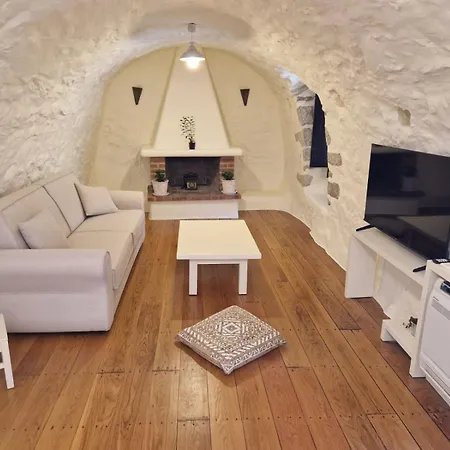 Krialianika House *